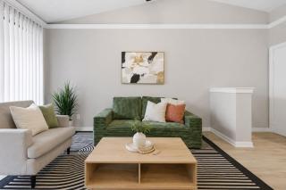 Stylish Dallas Getaway. Pool, Gym and Balcony - 2