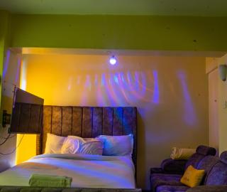 Rooftop Swimming Pool Parkview Suite - Enjoy a bright space with a large road-facing window, recreation park views, and rooftop swimming pool your perfect city escape - Nairobi - 2