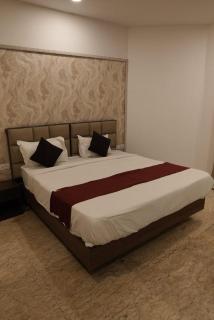 Signature Luxe Inn Hotel - 2