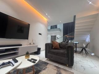 Luxury Spacious Retreat with Modern Comfort - 9