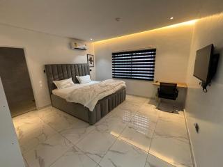 Luxury Spacious Retreat with Modern Comfort - 8