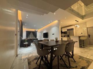 Luxury Spacious Retreat with Modern Comfort - 5