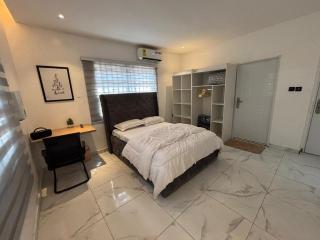 Luxury Spacious Retreat with Modern Comfort - 4