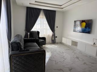 Luxury Spacious Retreat with Modern Comfort - 3