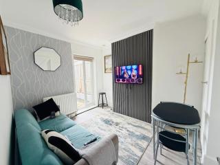 3 bedrooms 3 en-suite with parking in Chatham town - 0