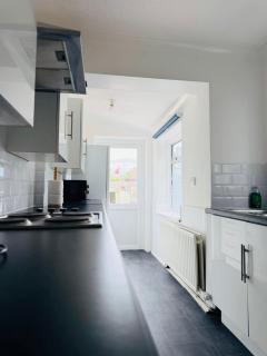 3 bedrooms 3 en-suite with parking in Chatham town - 9