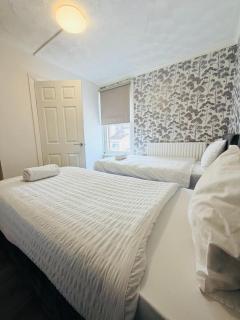 3 bedrooms 3 en-suite with parking in Chatham town - 8