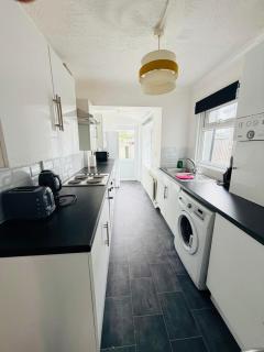 3 bedrooms 3 en-suite with parking in Chatham town - 7