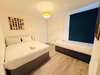 3 bedrooms 3 en-suite with parking in Chatham town - 6