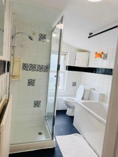 3 bedrooms 3 en-suite with parking in Chatham town - 5