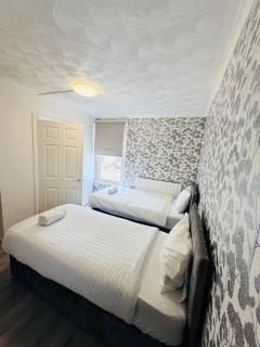 3 bedrooms 3 en-suite with parking in Chatham town - 4