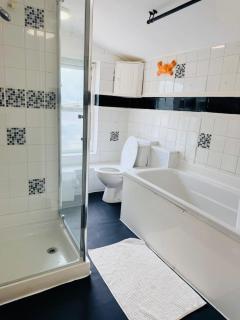 3 bedrooms 3 en-suite with parking in Chatham town - 2