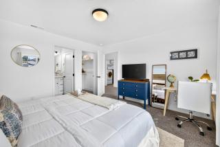 The Sunset Corner-3Bed, 2 Bath & A Fireplace Home - 1