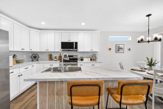 The Sunset Corner-3Bed, 2 Bath & A Fireplace Home - 6