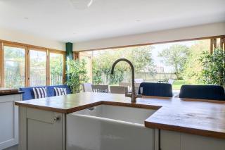 4-Bed Cottage - Pets with Garden & Wood Burner - 2