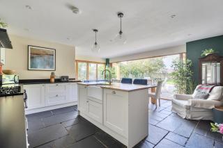 4-Bed Cottage - Pets with Garden & Wood Burner - 0