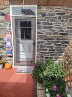 Lovely 2 bedroom Apartment with 2 Entrance and parking - 9