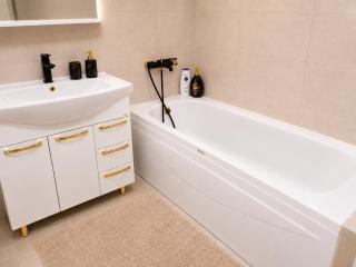 OASIS, Charming 1BD Apartment with Living Room, Check-in from 12 PM - 4