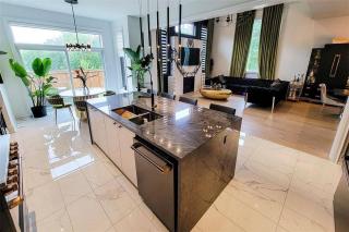 Luxury Oakville Home 4BR Contemporary Design - 8