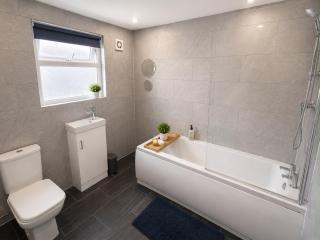 2BD 2BR flat, free parking, contractor, holiday - 3