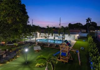 Exclusive Retreat Poolside Oasis and Entertainment L49 - 7