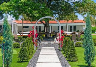 Exclusive Retreat Poolside Oasis and Entertainment L49 - 2