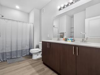 Cozy Modern Apartment with Home Comforts - 4