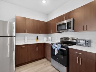 Cozy Modern Apartment with Home Comforts - 9