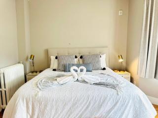 Modern 1BR Steps to Thames Street W - 8
