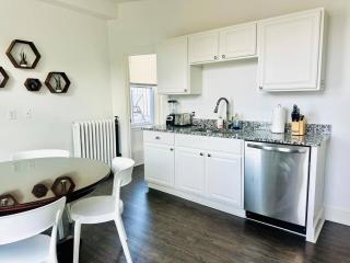 Modern 1BR Steps to Thames Street W - 1