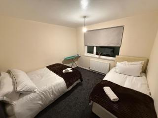 Spacious flat Leeds Bradford airport - 0