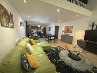Modern Bradford City Apartment Steps from Stadium and Train Station - 0