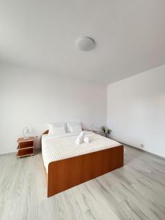 Urban Escape - Chic & Spacious Apartment - 8