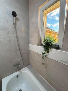 Urban Escape - Chic & Spacious Apartment - 5