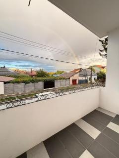 Urban Escape - Chic & Spacious Apartment - 3