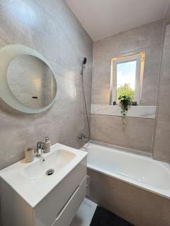Urban Escape - Chic & Spacious Apartment - 1