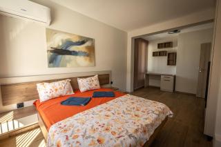 Luxury 2BR Escape & Mountain Views & Free Parking - 2