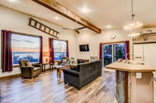 Amethyst Grove Lakeview Treehouse - 5