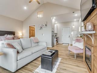 Blushing Ridge Lakeview Cabin with Jacuzzi - 2