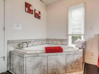 Ruby Outlook Lakeview Cabin with Private Jacuzzi - 1