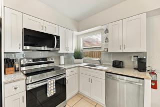 Walk to Cocoa Beach & Downtown 2BR w/ King Bed - 7