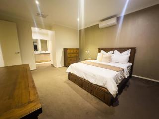 Relax at Spacious 4BR Family Retreat Theatre & Sunroom - 5