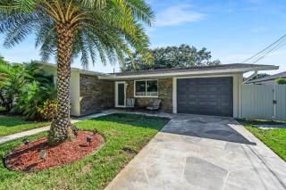 < 3 Mi to Hard Rock Stadium! Family-Friendly Home - 9