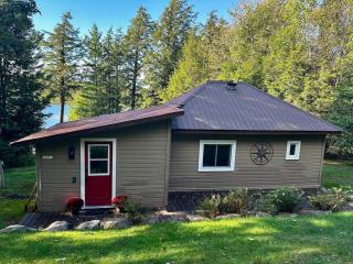 Cozy lakefront gem with amazing sunsets - 6