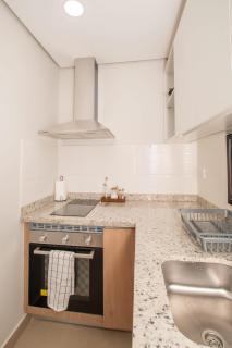 Modern 1 Bedroom Apartment with Pool and Gym - 8