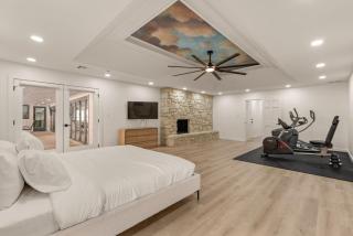 Luxury South Tulsa Retreat with Hot Tub and King Size Beds - 8