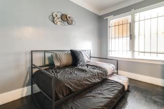 Quaint Apt 6 Mi to Stadiums & Dtwn Detroit! - 4