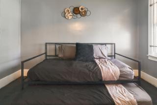 Quaint Apt 6 Mi to Stadiums & Dtwn Detroit! - 3