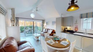 Sophies, The Bay, 2 bedrooms with ensuites, parking with EV point, 2 dogs welcome - Filey - 8