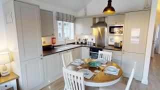Sophies, The Bay, 2 bedrooms with ensuites, parking with EV point, 2 dogs welcome - Filey - 5